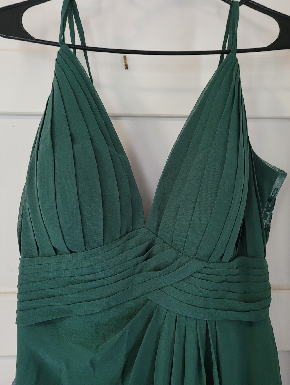 Elegant Green Pleated V-Neck Evening Dress